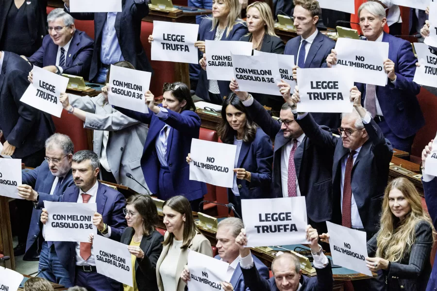 Lo stabilicum passa e la destra si salva da sola. 227 sì per la nuova legge elettorale. Ma c’è l’ombra della Consulta