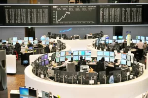 Borsa in calo, Milano è la peggiore. L’Europa verso il terzo shock energetico, l’Italia punta a nuove accise mobili e price cap Borsa in calo, Milano è la peggiore. L’Europa verso il terzo shock energetico, l’Italia punta a nuove accise mobili e price cap
