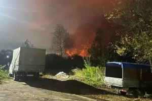 Massiccio attacco ucraino su Mosca, in fiamme un deposito di petrolio. Stati Uniti al lavoro per un trilaterale Massiccio attacco ucraino su Mosca, in fiamme un deposito di petrolio. Stati Uniti al lavoro per un trilaterale