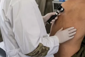 Stipendiato ma inutilizzato, la beffa del dermatologo militare: uno spreco a carico dello Stato? Stipendiato ma inutilizzato, la beffa del dermatologo militare: uno spreco a carico dello Stato?