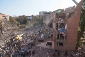 Locals and rescuers clear the rubble of a residential building destroyed in a Russian missile strike on Pryluky, Ukraine, Wednesday, Oct. 7, 2026. (AP Photo/Evgeniy Maloletka)
Associate Press/ LaPresse
Only Italy and Spain Locals and rescuers clear the rubble of a residential building destroyed in a Russian missile strike on Pryluky, Ukraine, Wednesday, Oct. 7, 2026. (AP Photo/Evgeniy Maloletka)
Associate Press/ LaPresse
Only Italy and Spain