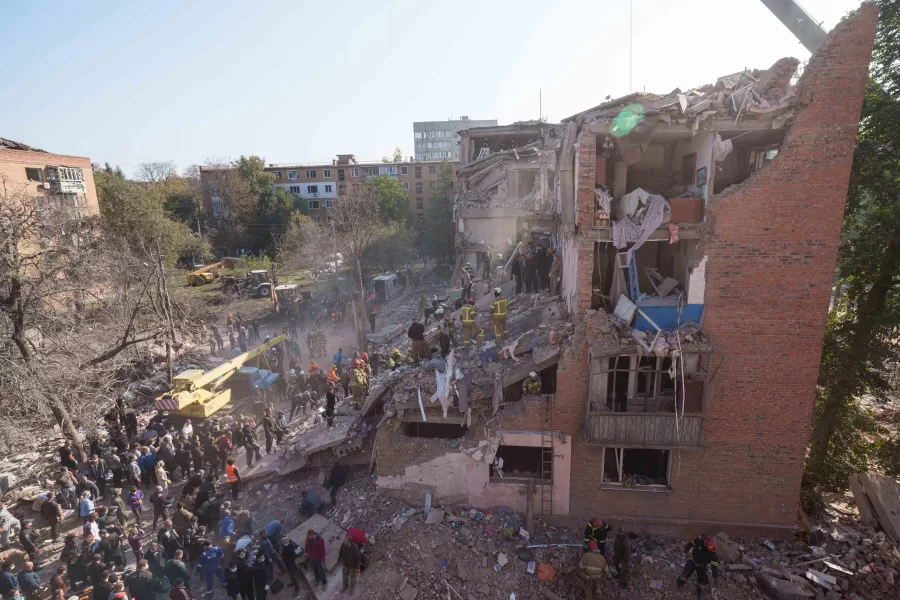 Locals and rescuers clear the rubble of a residential building destroyed in a Russian missile strike on Pryluky, Ukraine, Wednesday, Oct. 7, 2026. (AP Photo/Evgeniy Maloletka)





Associate Press/ LaPresse
Only Italy and Spain