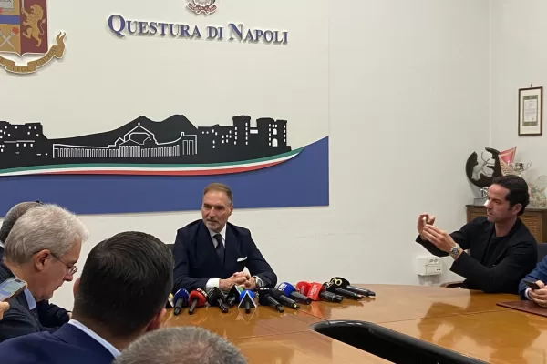 Napoli, il neo questore Lamparelli: “La medicina non è la repressione, pronto ad andare nelle scuole”. Che città trova tra stese, violenza gratuita e pochi agenti Napoli, il neo questore Lamparelli: “La medicina non è la repressione, pronto ad andare nelle scuole”. Che città trova tra stese, violenza gratuita e pochi agenti